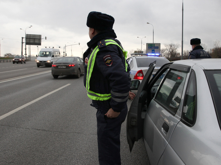 В Новосибирске большегруз заблокировал движение автотранспорта