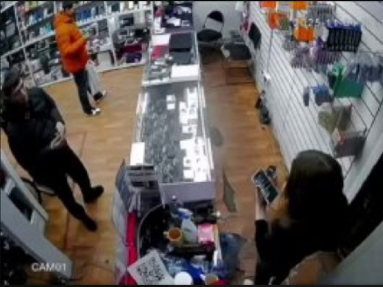 Двое шелеховчан украли смартфон в скупке