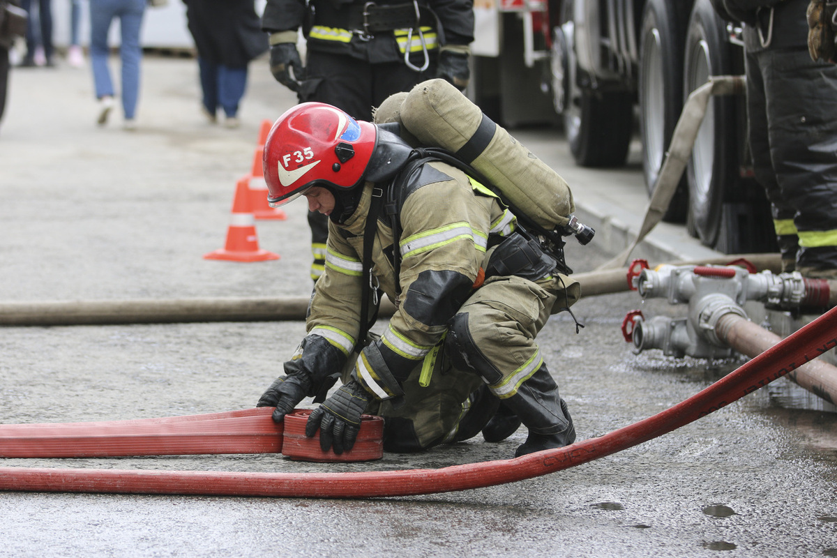 Обломки сбитого БПЛА повредили несколько топливных резервуаров в российском регионе