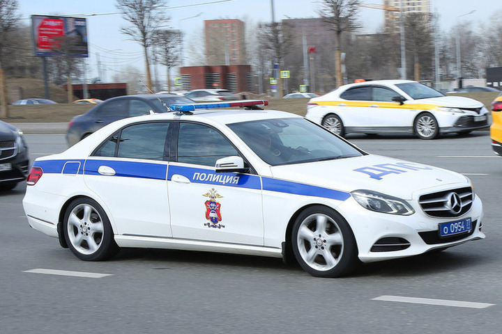 Курьер пнул ногой пенсионерку в лицо в российском городе и сбежал