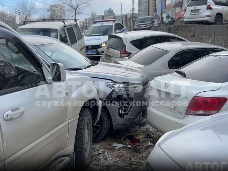 Цепная реакция: пять машин повреждены в аварии на спуске у Народного проспекта во Владивостоке