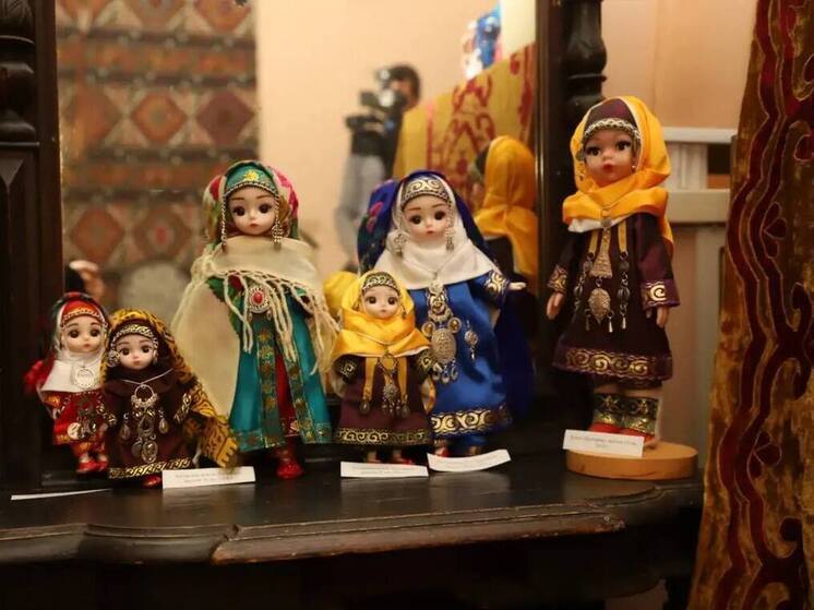 В Махачкале открыли выставку авторских кукол в национальных костюмах