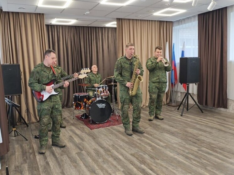 Военные музыканты устроили праздник для детей в луганском санатории «Незабудка»