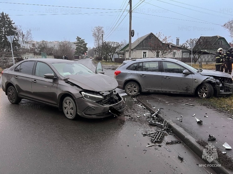 В Брянске на Куйбышева столкнулись два легковых автомобиля