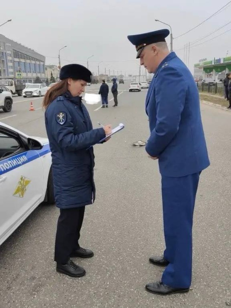 В Астрахани под колесами сразу двух автомобилей погибла женщина