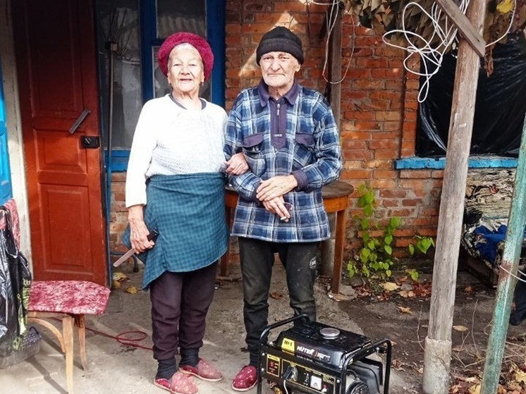 Фермер и представитель власти подарили генератор семье переселенцев в Токмакском округе