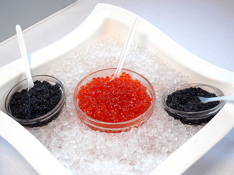 Продажи красной икры в России рухнули почти вдвое