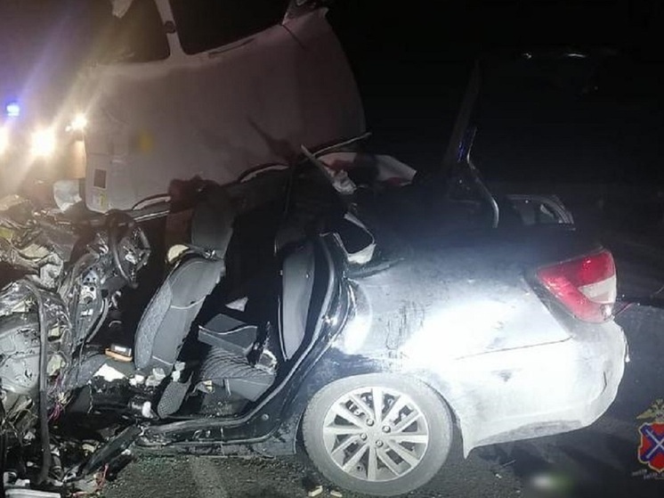 Водитель легковушки погиб в лобовом ДТП с фурой в Волгоградской области