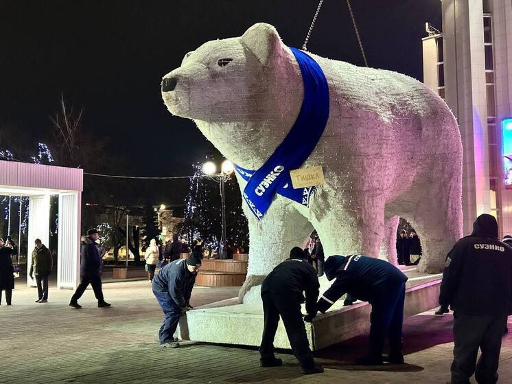 Белых медведей установили на Троицкой площади в Кургане