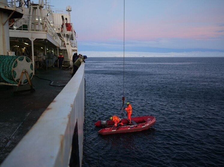Спасатели из Архангельска обследовали опасные объекты в Карском море