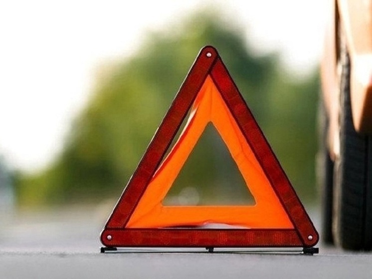 В Курске женщина на «Опеле» протаранила стену здания и попала в больницу