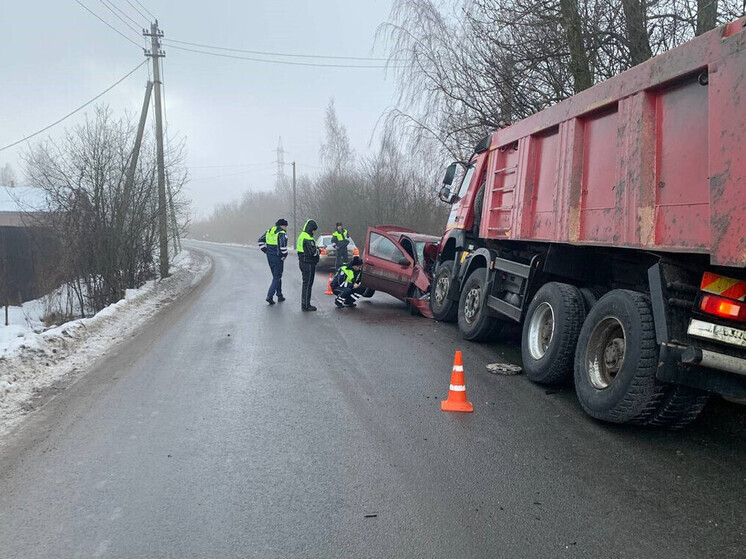 Под Череповцом легковушка въехала под фуру: погиб пассажир