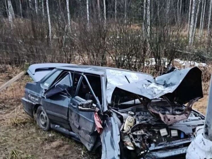 На Мурманском шоссе «ВАЗ» врезался в электростолб: пострадали двое