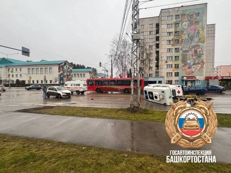 Легковушка и скорая столкнулись в Башкирии – пострадал два человека