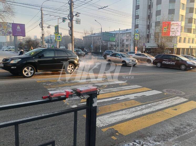 Читинец обнаружил опасное устройство рядом с остановкой