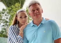 27-летняя Елизавета Пескова поделилась свежими фотографиями с отдыха. Дочь пресс-секретаря президента России Дмитрия Пескова и падчерица олимпийской чемпионки в танцах на льду Татьяны Навки выбрала смелый наряд.