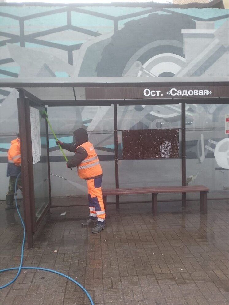 В Курске после критики губернатора начали мыть автобусные остановки