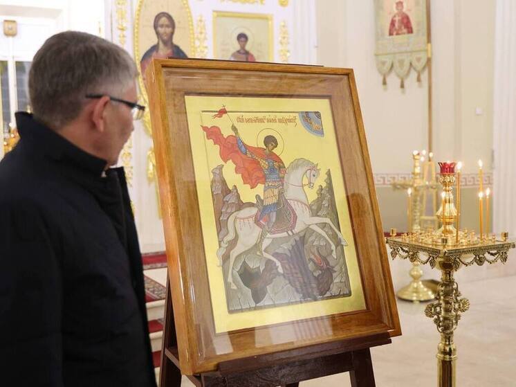 Губернатор Дмитрий Миляев передал икону святого Георгия храму в Казани