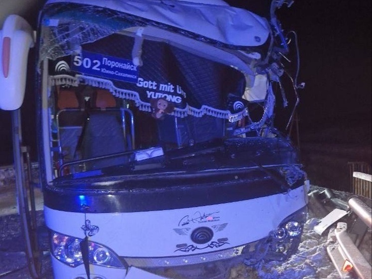 Автобус на трассе Южно-Сахалинск — Оха попал в ДТП с погрузчиком