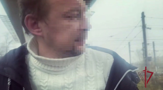 Мужчина проник в московскую школу, где громко ругался матом и уснул