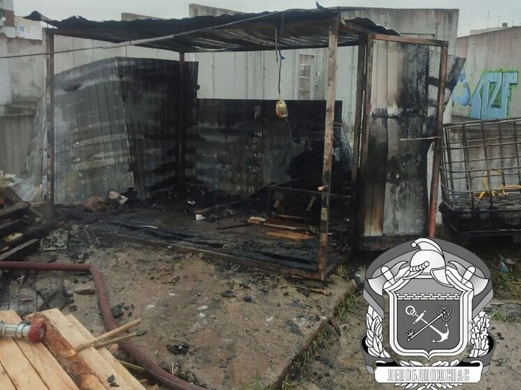 В Русско-Высоцком на территории стройплощадки сгорела бытовка