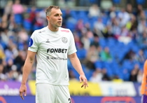 Криштиану Роналду и Лионель Месси — это два символа, два стиля, два подхода к игре и к жизни. Глобальные иконы, чьи имена стали синонимами высшего уровня футбольного мастерства. Но если говорить о российском футболе, то в медийном поле часто звучат имена двух форвардов — Александра Соболева и Артёма Дзюбы. Пусть и в куда более скромном масштабе, но именно их можно назвать «российскими Месси и Роналду» по целому ряду признаков: возраст, харизма, результативность, скандальность и медийность.