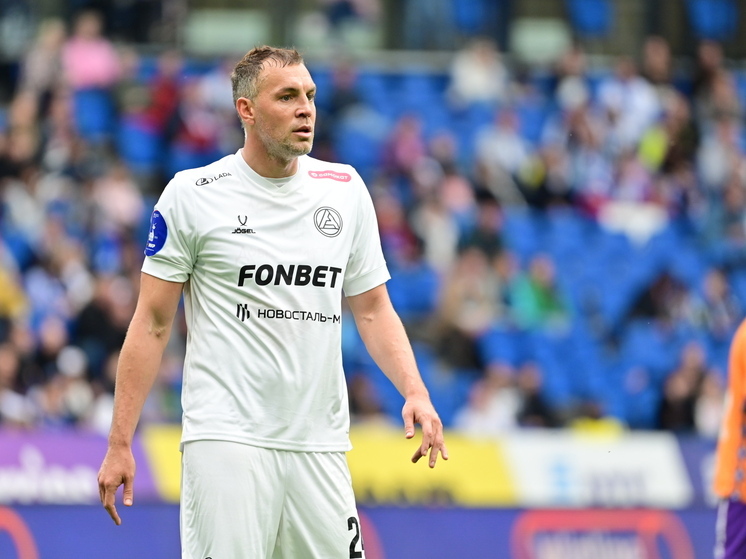 Криштиану Роналду и Лионель Месси — это два символа, два стиля, два подхода к игре и к жизни. Глобальные иконы, чьи имена стали синонимами высшего уровня футбольного мастерства. Но если говорить о российском футболе, то в медийном поле часто звучат имена двух форвардов — Александра Соболева и Артёма Дзюбы. Пусть и в куда более скромном масштабе, но именно их можно назвать «российскими Месси и Роналду» по целому ряду признаков: возраст, харизма, результативность, скандальность и медийность.