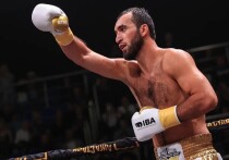 2 декабря 2025 года в Дубае стартовал XXIII чемпионат мира по боксу под эгидой IBA, где сборная России выступает под своим флагом и гимном. Капитан команды Муслим Гаджимагомедов, двукратный чемпион мира, рассказал о подготовке в Ташкенте и Эльбрусе, спаррингах с Лазизбеком Мулложоновым и уверенности в победе как в личном зачёте, так и в общекомандном. Он выразил убеждённость, что Россия займет первое место в неофициальном командном зачёте.