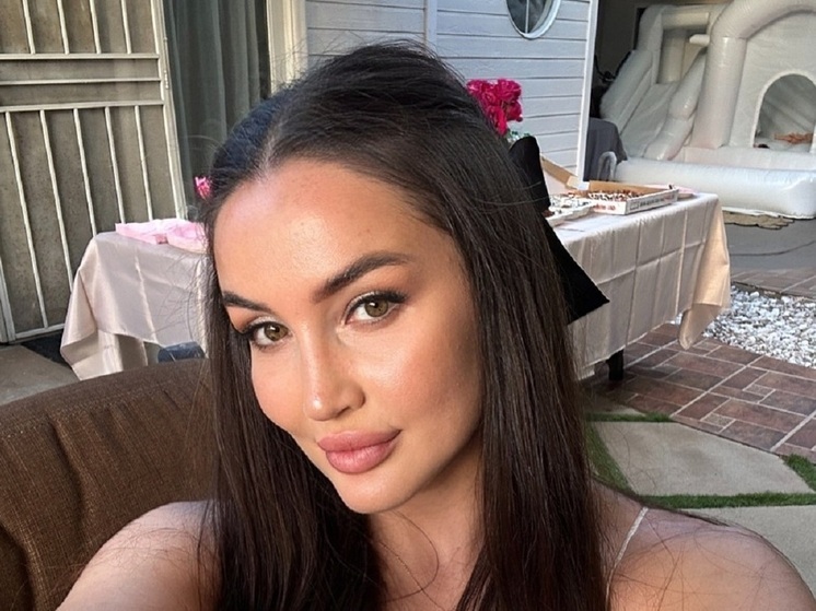 Российская девушка-боец Диана Авсарагова поделилась фотографиями с калифорнийского побережья. 27-летняя спортсменка, выступающая в смешанных единоборствах в наилегчайшем весе, показала красивые ноги.