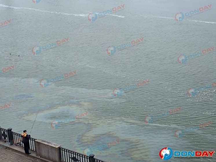 Жители Ростова-на-Дону заметили странное маслянистое пятно в Дону