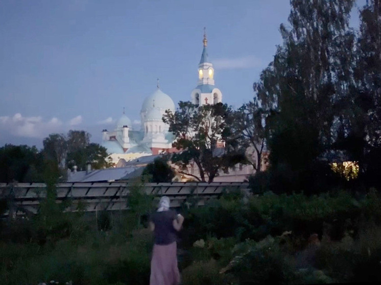 Виктория (имя изменено по просьбе героини), 22‑летняя студентка из Петербурга, вместо того чтобы отмечать день рождения с друзьями где-нибудь в городском баре или кафе, отправилась на две недели в Валаамский монастырь, чтобы стать трудницей.