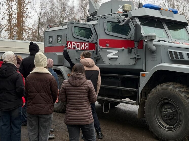 «Урок мужества»: «Единая Россия» познакомила даниловских школьников с подразделениями ОМОН и СОБР Росгвардии