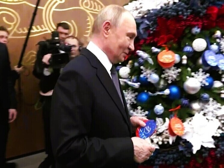 Путин принял участие в новогодней акции «Елка желаний»