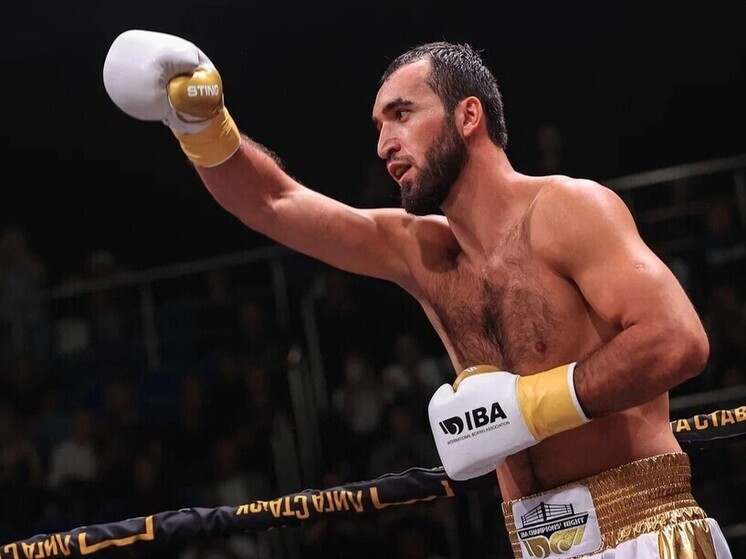 2 декабря 2025 года в Дубае стартовал XXIII чемпионат мира по боксу под эгидой IBA, где сборная России выступает под своим флагом и гимном. Капитан команды Муслим Гаджимагомедов, двукратный чемпион мира, рассказал о подготовке в Ташкенте и Эльбрусе, спаррингах с Лазизбеком Мулложоновым и уверенности в победе как в личном зачёте, так и в общекомандном. Он выразил убеждённость, что Россия займет первое место в неофициальном командном зачёте.