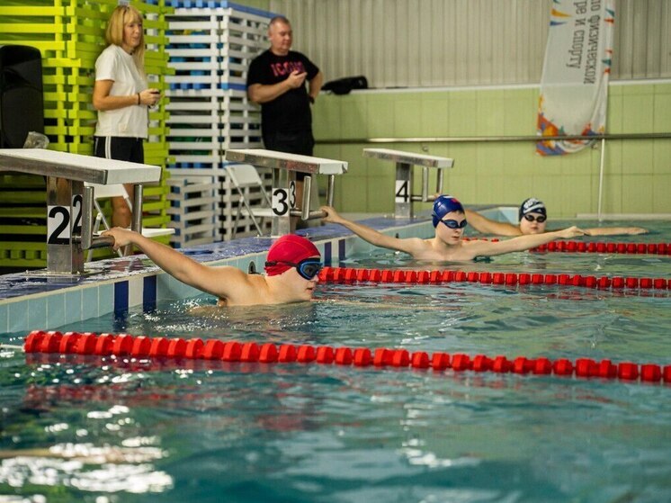 В Мурманске прошли соревнования по плаванию для детей с особенностями здоровья