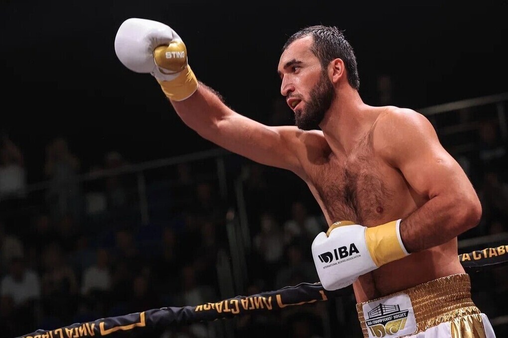 2 декабря 2025 года в Дубае стартовал XXIII чемпионат мира по боксу под эгидой IBA, где сборная России выступает под своим флагом и гимном. Капитан команды Муслим Гаджимагомедов, двукратный чемпион мира, рассказал о подготовке в Ташкенте и Эльбрусе, спаррингах с Лазизбеком Мулложоновым и уверенности в победе как в личном зачёте, так и в общекомандном. Он выразил убеждённость, что Россия займет первое место в неофициальном командном зачёте.