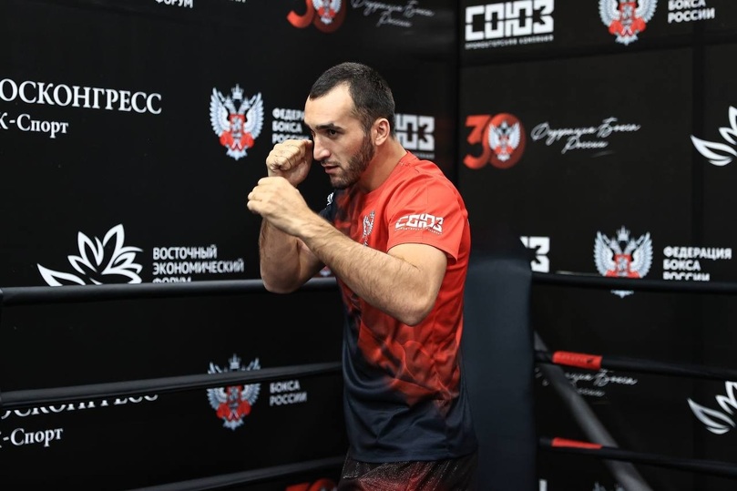 Муслим Гаджимагомедов начал путь к третьему титулу чемпиона мира по боксу