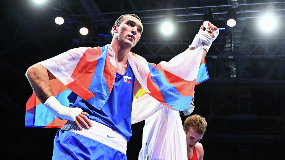 Муслим Гаджимагомедов начал путь к третьему титулу чемпиона мира по боксу