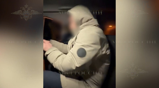 Появилось видео задержания неадекватного курьера, ударившего пенсионерку в лицо