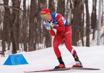 Федерация лыжных гонок России (ФЛГР) 2 декабря приняла беспрецедентное решение: трехкратного олимпийского чемпиона Александра Большунова временно отстранили от соревнований. Причина — инцидент, произошедший 29 ноября на этапе Кубка России в Кировске, где после финиша спринтерской гонки Большунов намеренно толкнул соперника Александра Бакурова, в результате чего тот получил травму и вынужден пропустить ближайшие старты. Реакций на такое поведение титулованного спортсмена оказалось много.