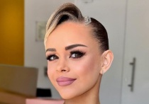 Российская художественная гимнастка Анна Попова поделилась контентом с пляжа в Дубае. 18-летняя спортсменка показала идеальную фигуру в ярком купальнике.