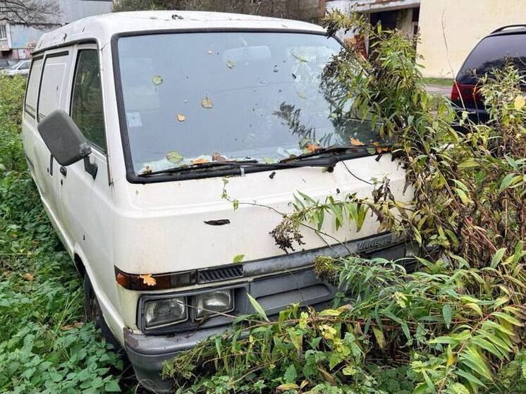 В Калининграде началась борьба с парковкой машин на газоне