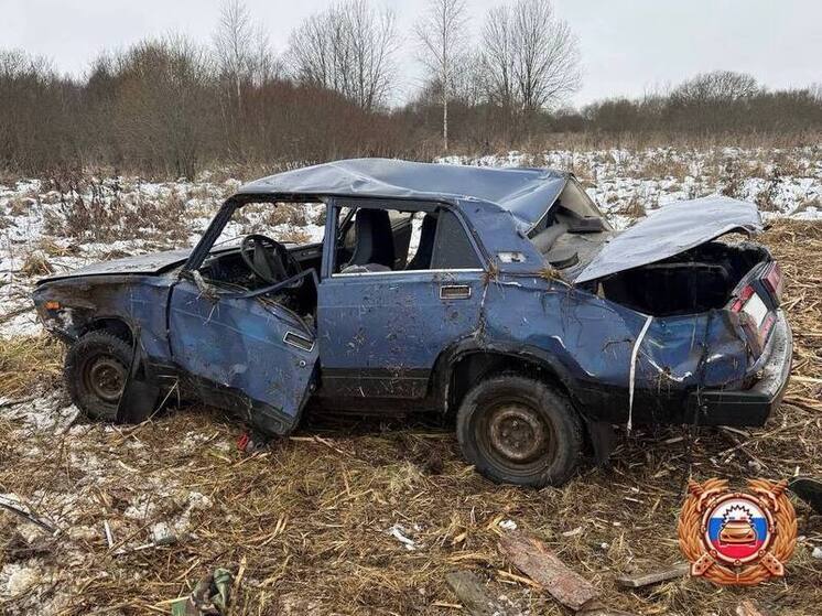 Двоих мужчин увезли в больницу после аварии в Тверской области