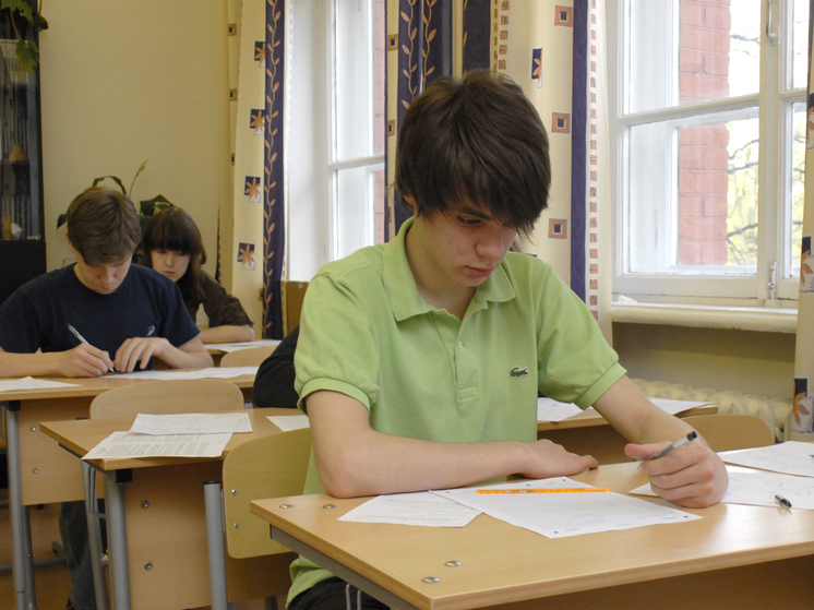 Для поступления в колледжи девятиклассникам оставят только русский и математику