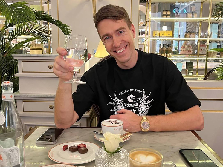 Выяснились детали о ребенке Алекса Лесли: отец его не знает