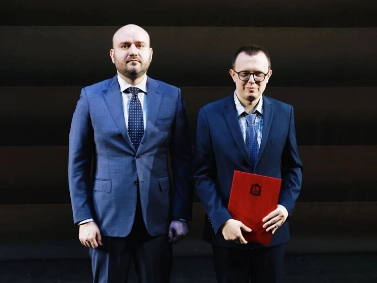 Вячеслав Федорищев вручил премии губернатора Самарской области людям с ОВЗ