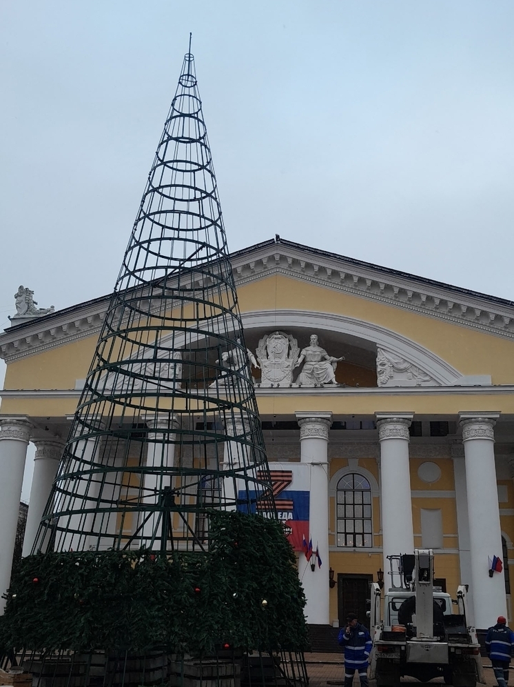 В Калуге перед театром начали монтаж ёлки