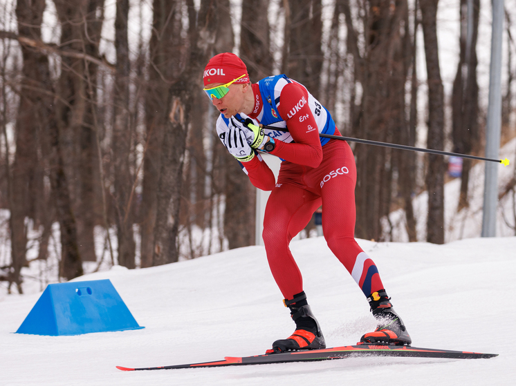 Федерация лыжных гонок России (ФЛГР) 2 декабря приняла беспрецедентное решение: трехкратного олимпийского чемпиона Александра Большунова временно отстранили от соревнований. Причина — инцидент, произошедший 29 ноября на этапе Кубка России в Кировске, где после финиша спринтерской гонки Большунов намеренно толкнул соперника Александра Бакурова, в результате чего тот получил травму и вынужден пропустить ближайшие старты. Реакций на такое поведение титулованного спортсмена оказалось много.