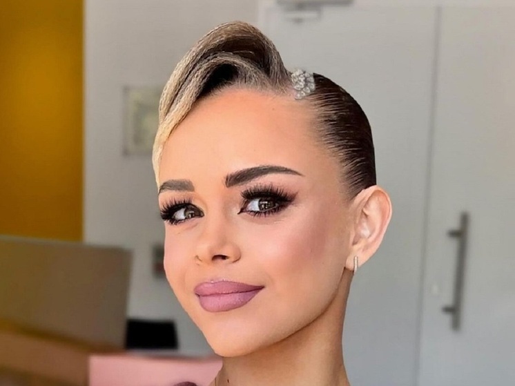 Российская художественная гимнастка Анна Попова поделилась контентом с пляжа в Дубае. 18-летняя спортсменка показала идеальную фигуру в ярком купальнике.