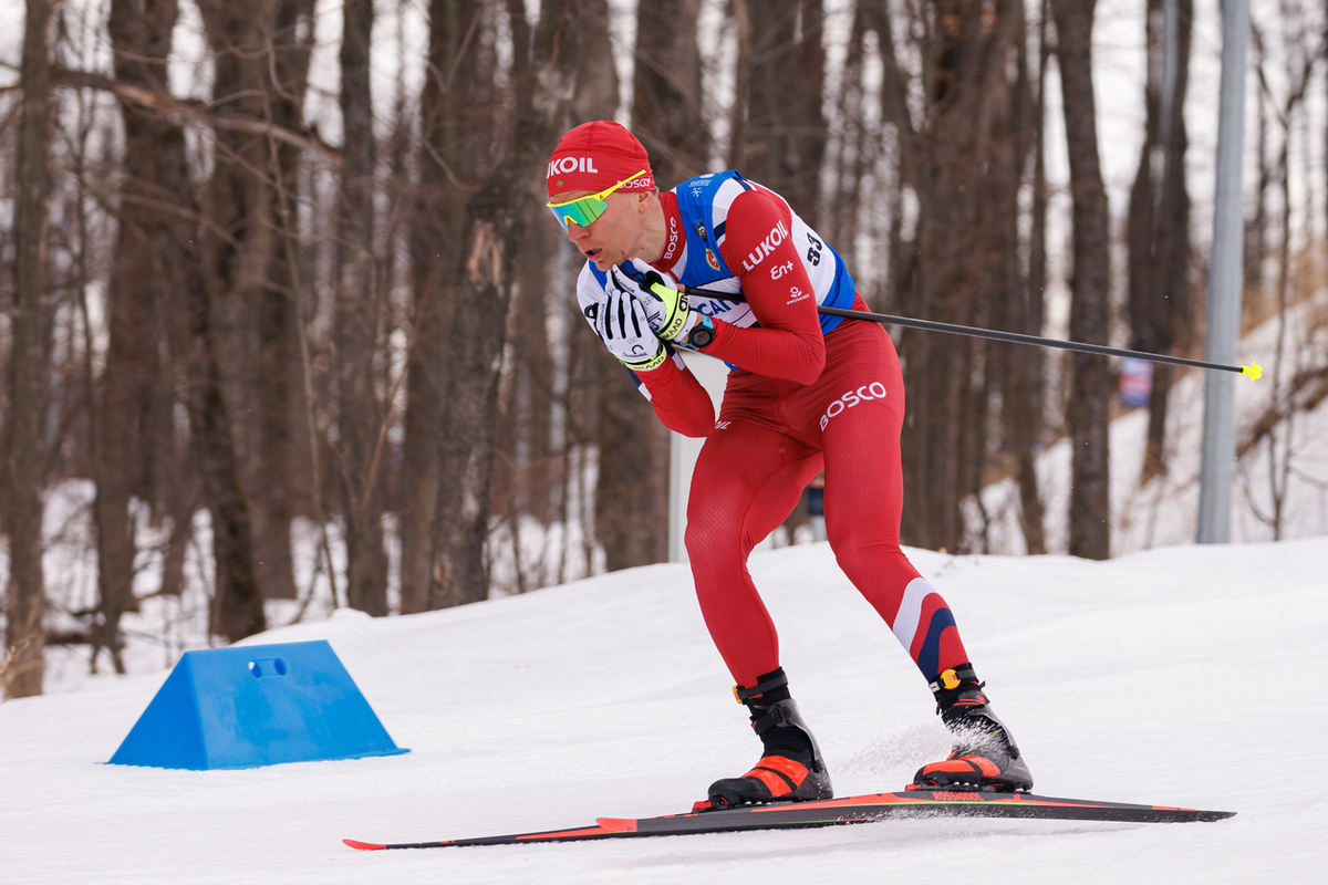 Федерация лыжных гонок России (ФЛГР) 2 декабря приняла беспрецедентное решение: трехкратного олимпийского чемпиона Александра Большунова временно отстранили от соревнований. Причина — инцидент, произошедший 29 ноября на этапе Кубка России в Кировске, где после финиша спринтерской гонки Большунов намеренно толкнул соперника Александра Бакурова, в результате чего тот получил травму и вынужден пропустить ближайшие старты. Реакций на такое поведение титулованного спортсмена оказалось много.